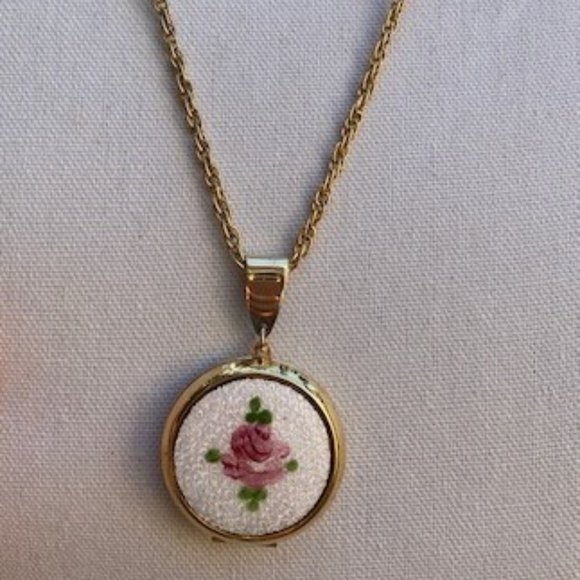 ❤️❤️Gold Tone White Flower Guilloche Large Enamel Locket NECKLACE - Picture 4 of 12
